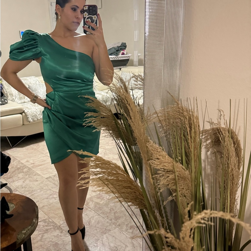 Elegant Green One-Shoulder Dress